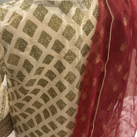 Kurta kameez red Duppatta off-white gold red silk type fabric. Size L. New - Picture 6 of 16